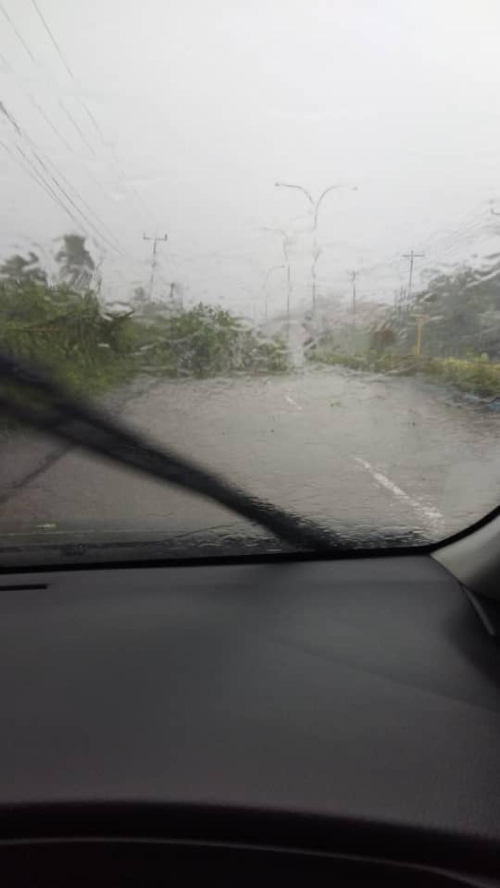 Hujan Badai Disertai Hujan Es Landa Kuala Tungkal, Sejumlah Rumah dan Warung Rusak