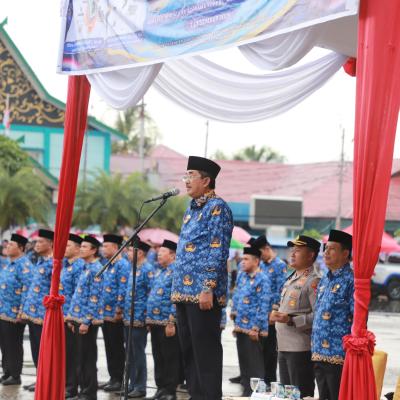 HUT KORPRI ke-54 di Kuala Tungkal: Bupati Tanjab Barat Serahkan 2.375 SK PPPK Paruh Waktu