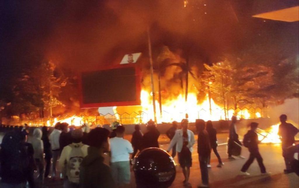 Gedung DPRD Makassar Dibakar Massa, 3 Orang Tewas