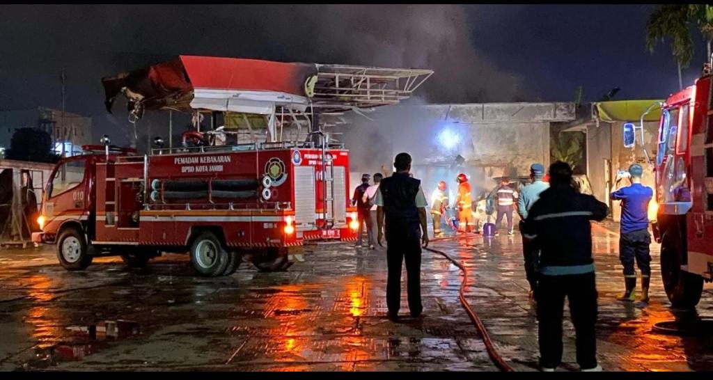KEBAKARAN HEBAT LANDA SPBU SIMPANG KAWAT JAMBI, SATU MOBIL HANGUS TERBAKAR