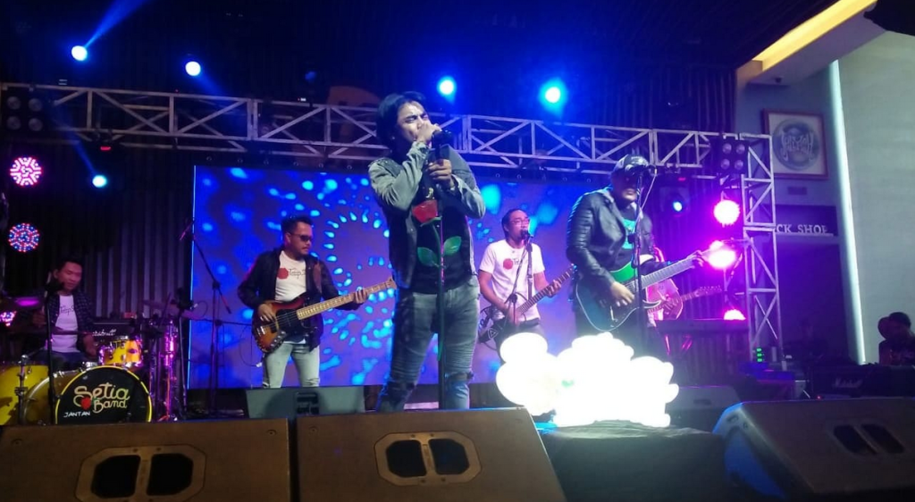 BIKIN HEBOH!!! Tim Festival Pengabuan Mengundang CHARLY VAN HOUTEN