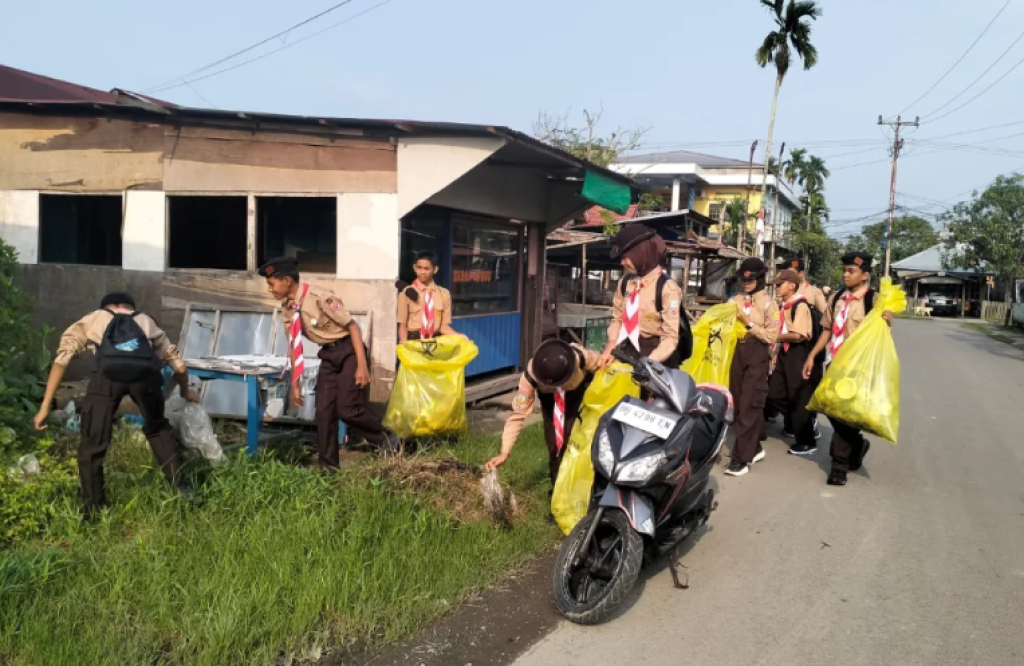 Bupati Anwar Sadat Pimpin Gotong Royong Serentak di Kuala Tungkal