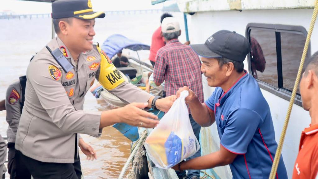 Peduli Nelayan, Kapolres Tanjab Barat Salurkan 100 Paket Sembako di Pesisir Kuala Tungkal