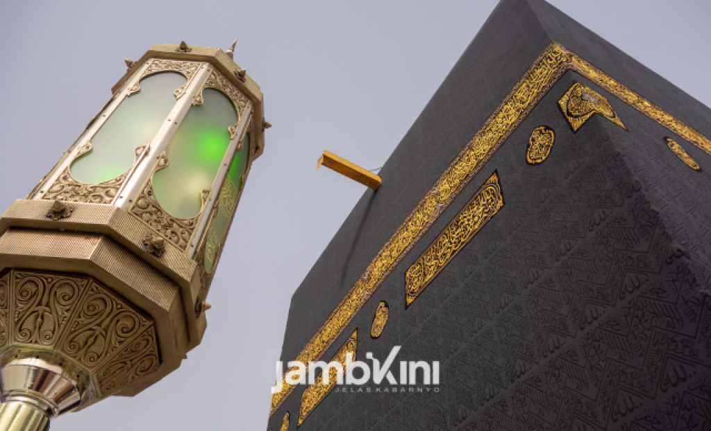 Sambut Tahun Baru Hijriah, Kiswah Ka'bah Diperbarui dengan Kain Penutup Baru