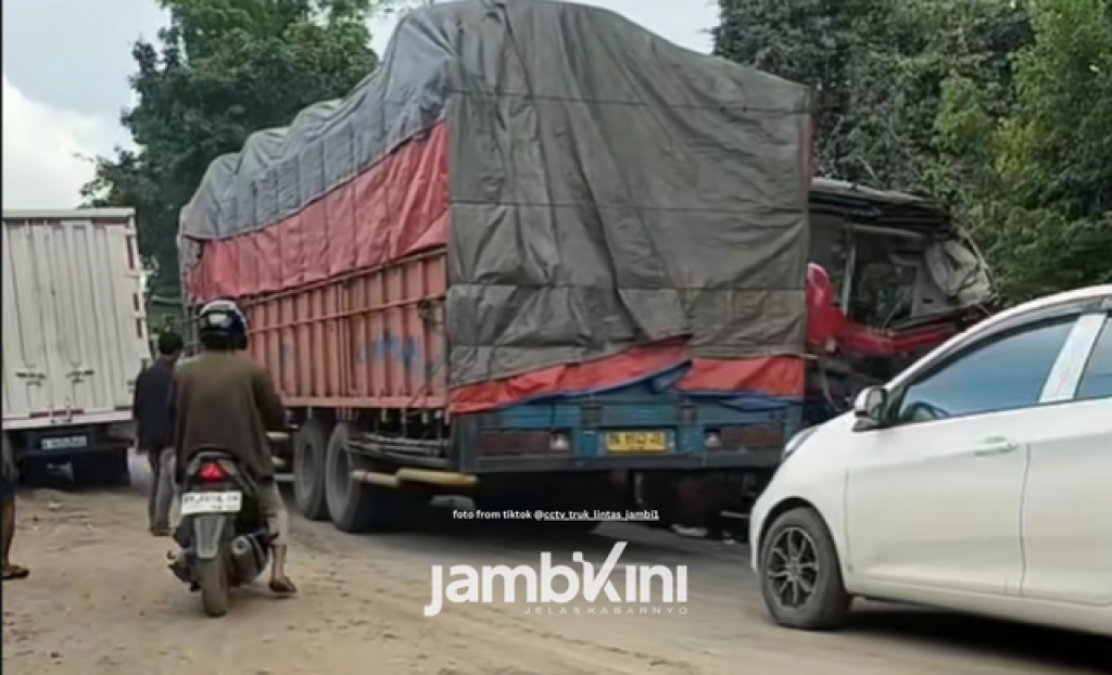 Bus Ohana Tabrakan dengan Truk Box di Sengeti, Jalur Jambi–Pekanbaru Macet Panjang
