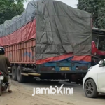Bus Ohana Tabrakan dengan Truk Box di Sengeti, Jalur Jambi–Pekanbaru Macet Panjang
