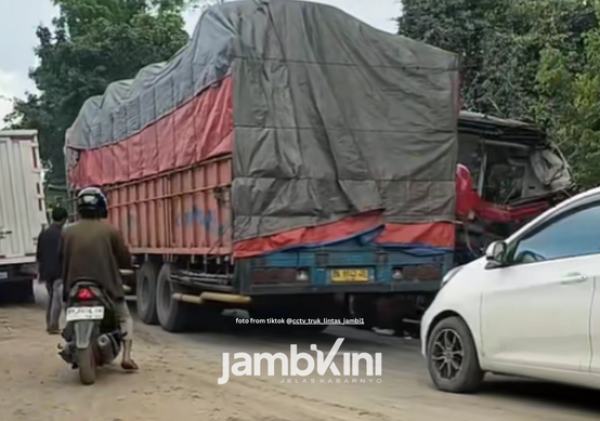 Bus Ohana Tabrakan dengan Truk Box di Sengeti, Jalur Jambi–Pekanbaru Macet Panjang