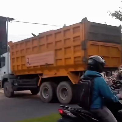Sampah Menumpuk di TPS Depan Mitra Bangunan Pattimura, Jalan Sempat Ditutup